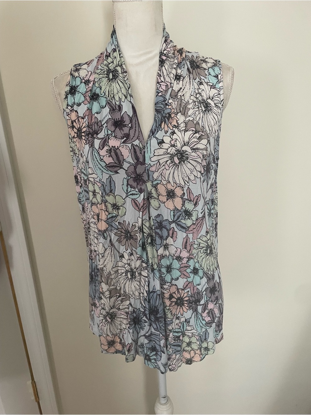 Sleeveless Floral V-Neck top in Pastel Multi